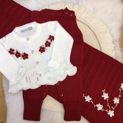 Saída Maternidade Jardineira e Casaquinho Vermelho
