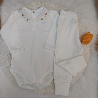Conjunto Body com Gola Bordado Coração Laranja e Calça com pé Reversível Bege