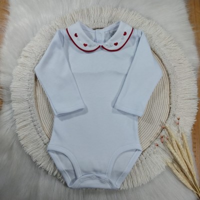 Body Manga Longa Gola Bordada Coração Vermelho e Branco