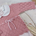 Macacão Tricot e Malha com Gola Rosa