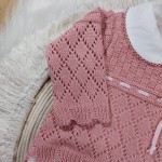 Macacão Tricot e Malha com Gola Rosa