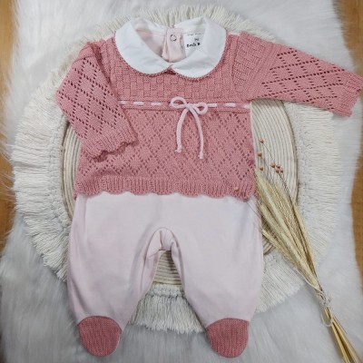 Macacão Tricot e Malha com Gola Rosa