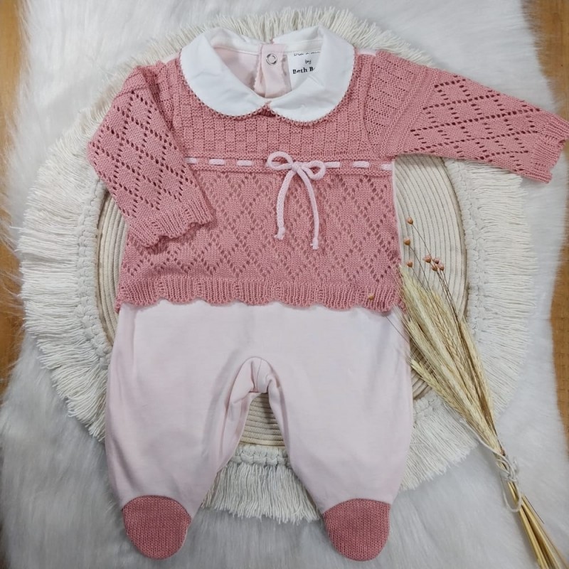 Macacão Tricot e Malha com Gola Rosa