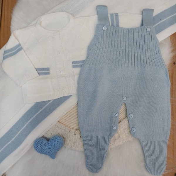 saida maternidade jardineira e casaquinho branco com azul bebe
